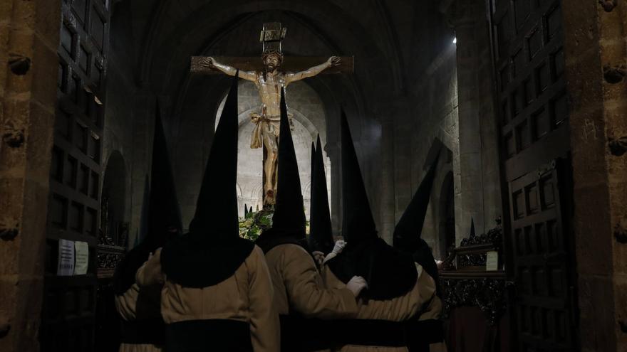 GALERÍA | Penitencia y silencio en la procesión de las Siete Palabras