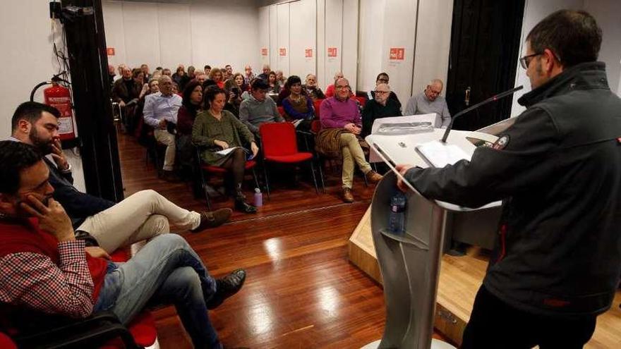 El secretario general de la AMSO, Iván Piñuela -de espaldas-, dirigiéndose a los militantes, ayer, en la Casa del Pueblo .