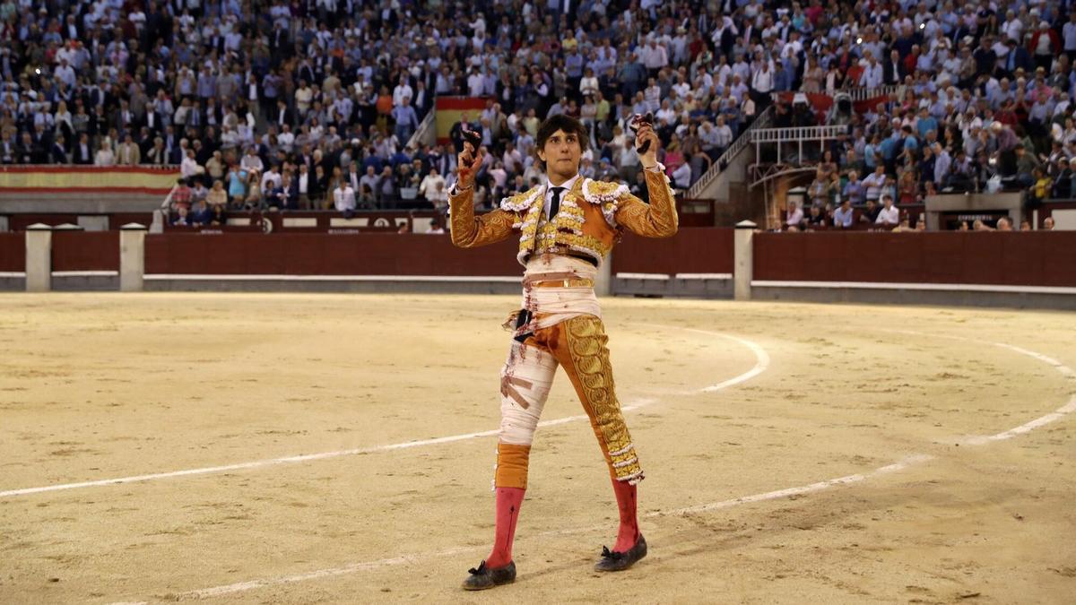 El diestro peruano Roca Rey saluda con las dos orejas en Madrid.