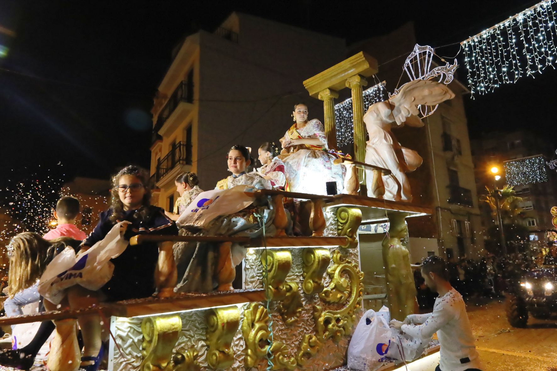 Todas las fotos del colorido desfile de carrozas de la Fira d'Onda