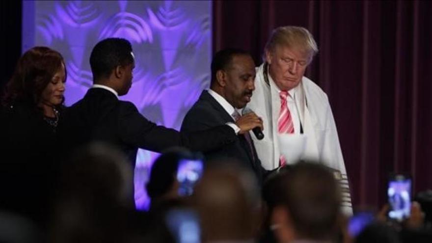 Trump visita una iglesia negra pero no logra cautivar a su audiencia