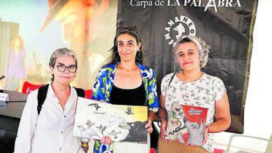 Esther López, Nanu González y Sofía Fernández presentan su cuento. | Á. G