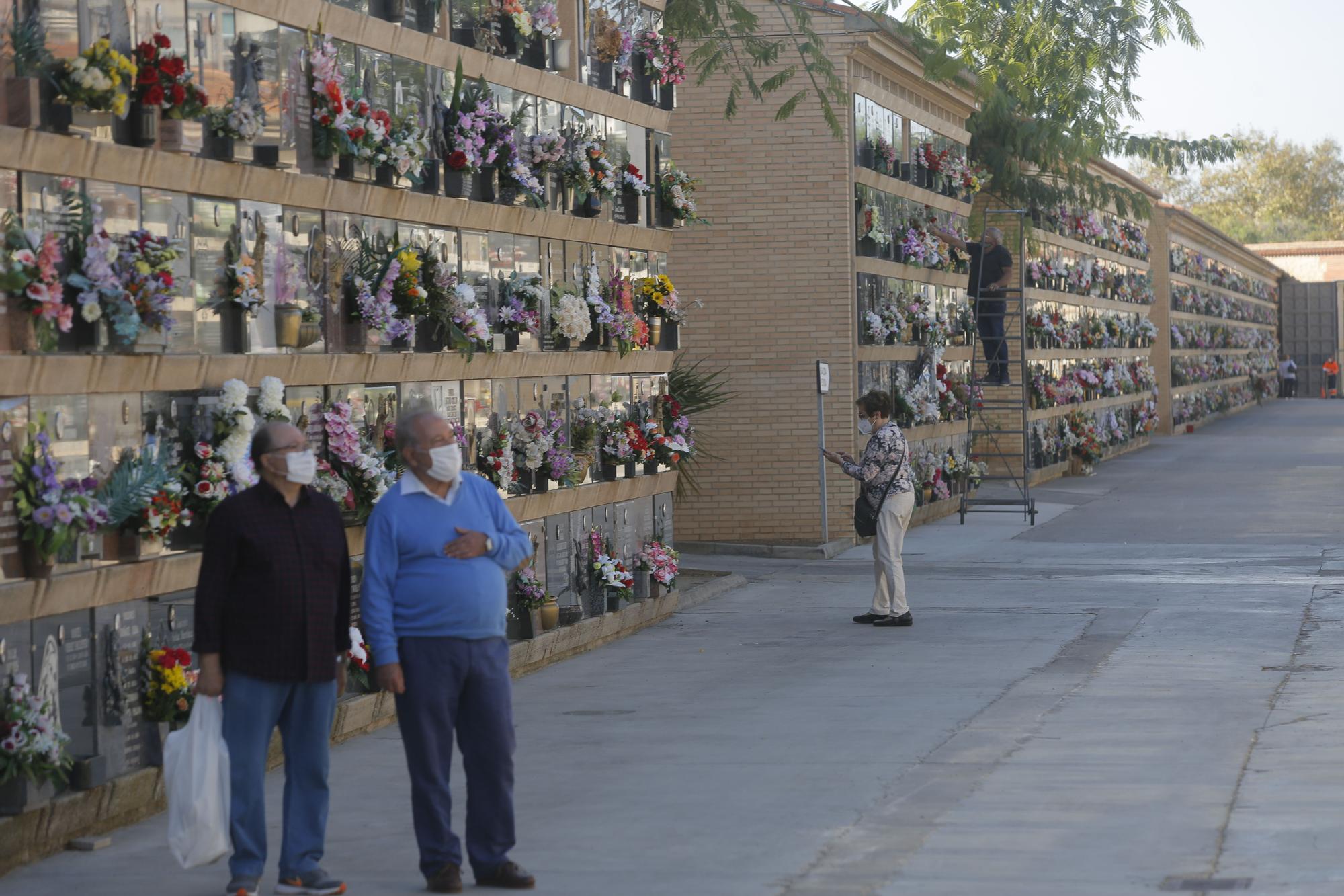 Todos los Santos sin gente en el cementerio de València