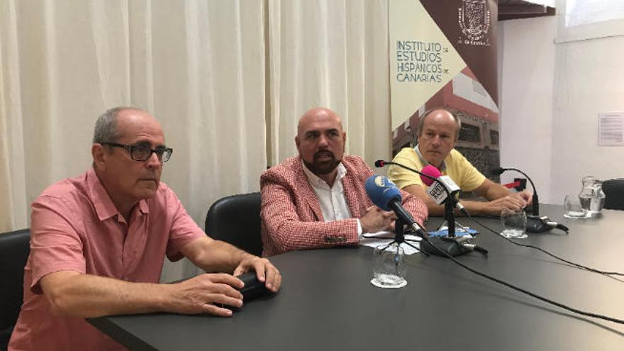 Nicolás Rodríguez, Marco González y Amílcar Fariña, ayer en la presentación de las I Jornadas Culturales de Identidad Canaria.