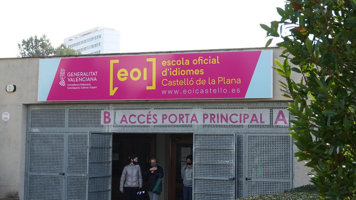 Varios alumnos salen de la sede de la EOI en Castelló