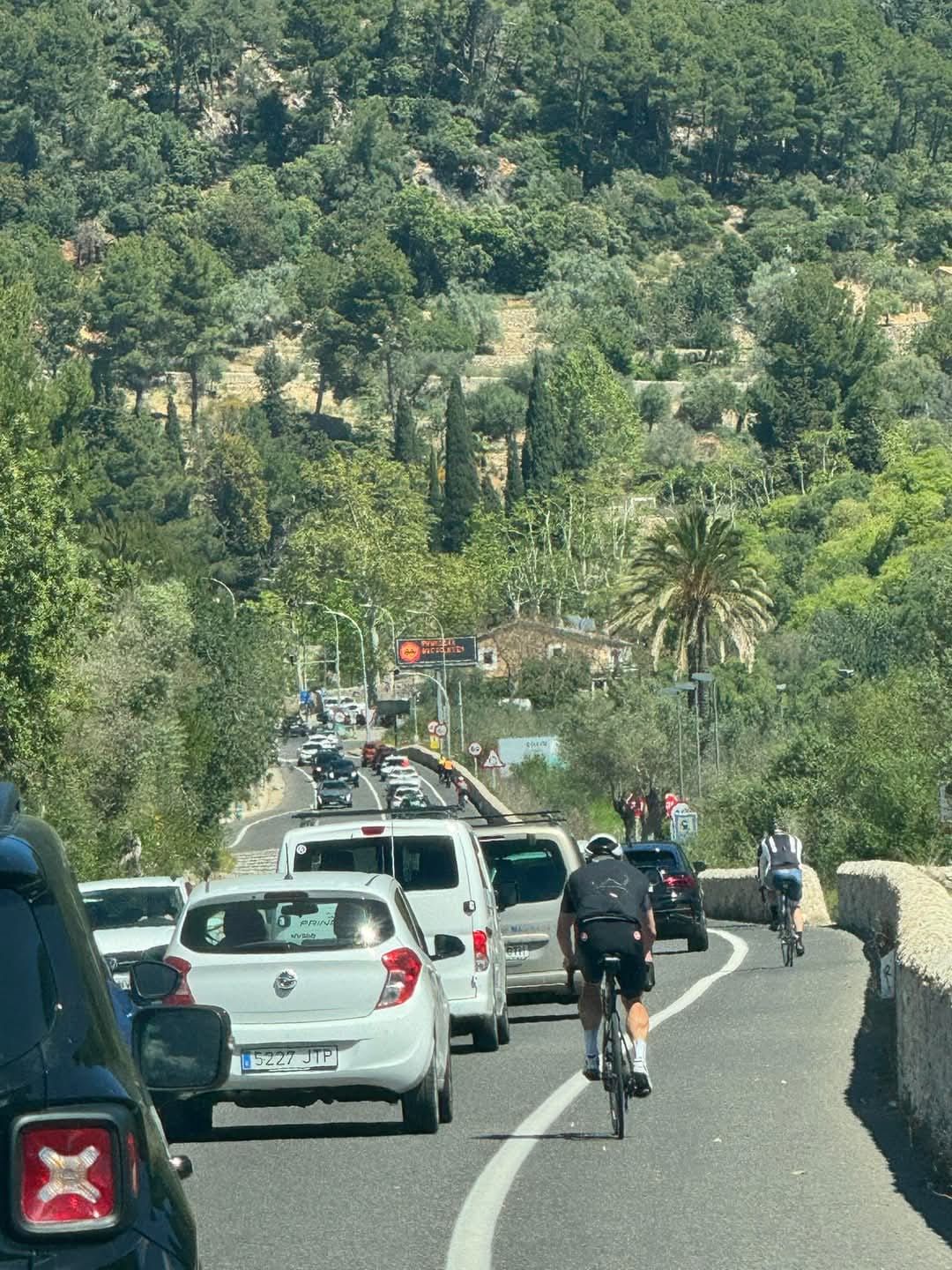 La entrada de multitud de vehículos a Sóller.
