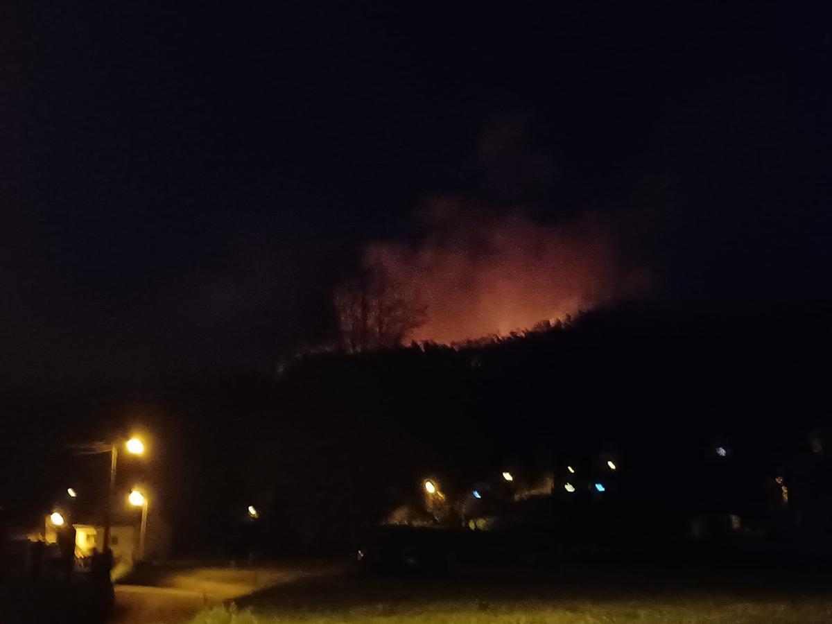 Vista de las llamas desde Caraviés, en una imagen tomada a las 22.30 de esta noche.