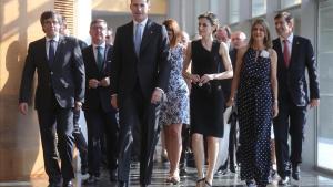 Los Reyes y el presidente de la Generalitat, Carles Puigdemont, a su llegada al palacio de congresos de Girona.