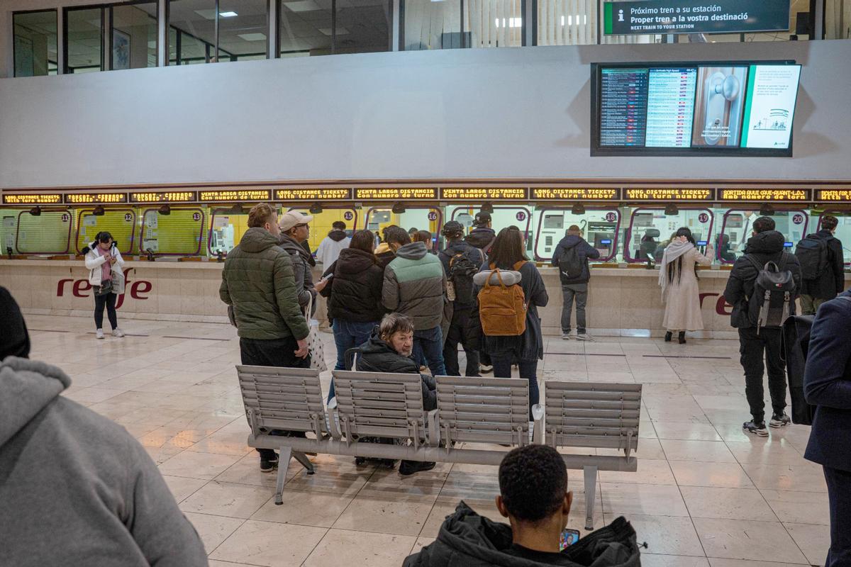Desconcierto en la estación de Sants tras la suspensión del servicio de Rodalies