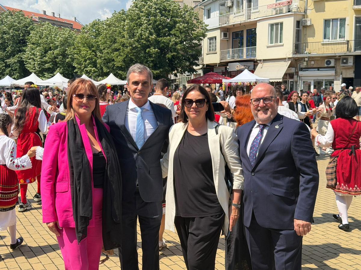 Representantes de Xàtiva y Kazanlak en la Fiesta de la Rosa de la ciudad búlgara.