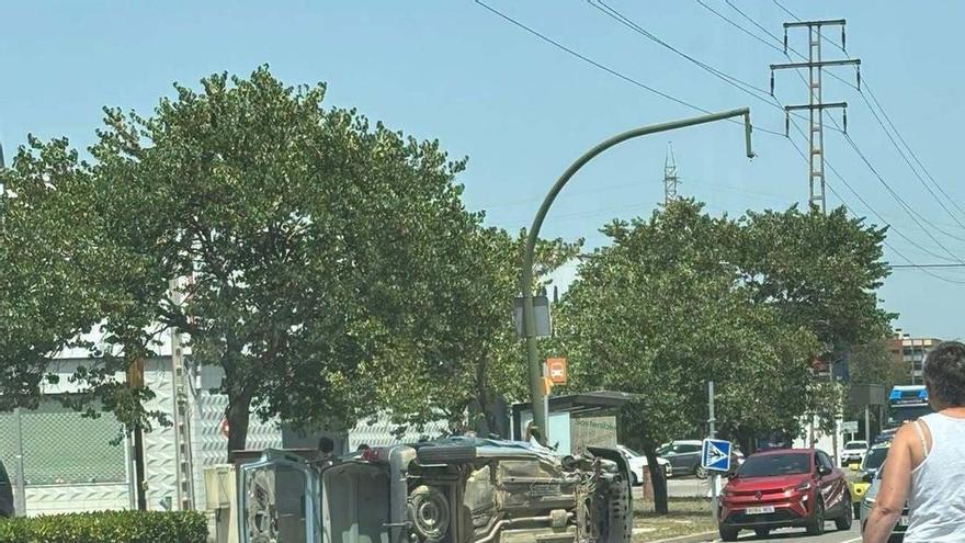Una furgoneta bolca després de topar amb un semàfor a Sarrià de Ter