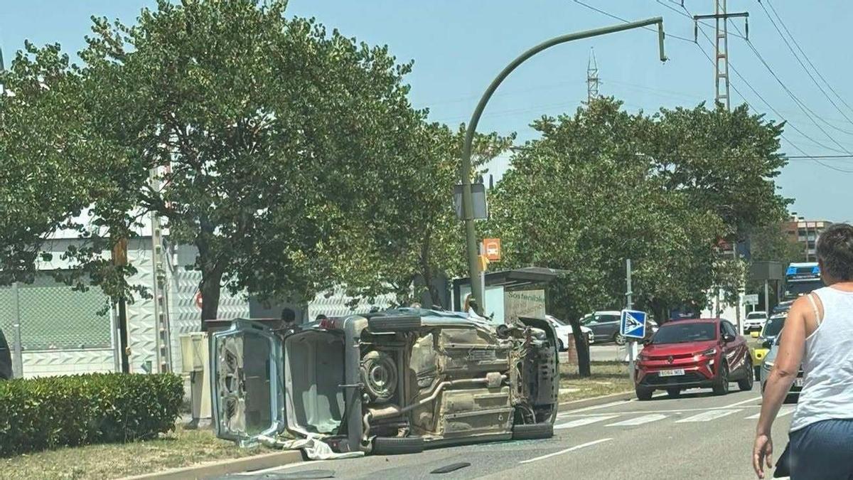 La furgoneta bolcada a Sarrià de Ter.