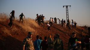 Manifestantes lanzan piedras a los soldados turcos en una base militar turca en el norte de Siria