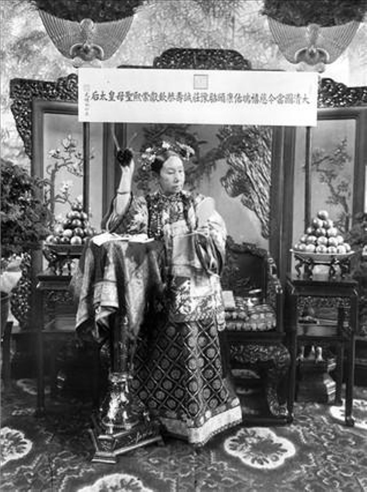 L’emperadriu Cixí, en una de les fotos que apareixen al llibre de Jung Chang. L’emperadriu Cixí, en una de les fotos que apareixen al llibre de Jung Chang.