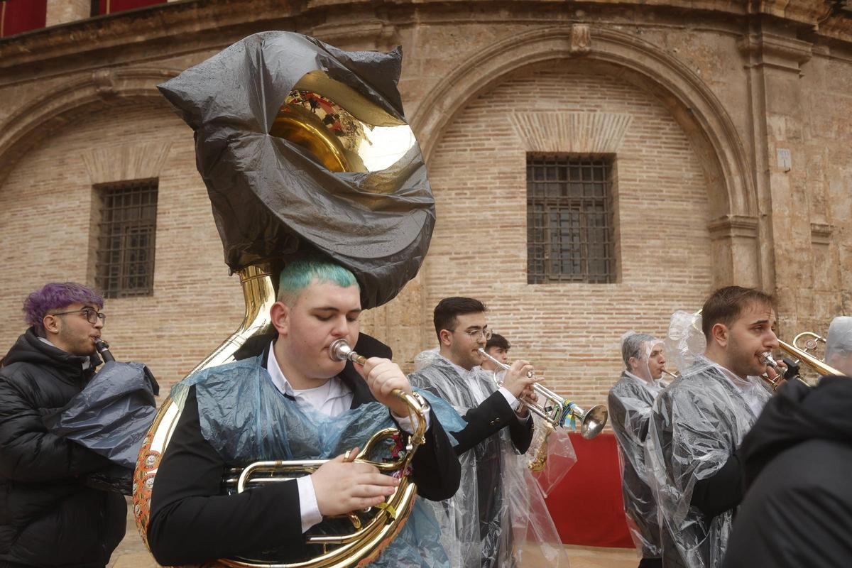 Los músicos protegieron con plásticos y bolsas de basura el instrumental del aguacero