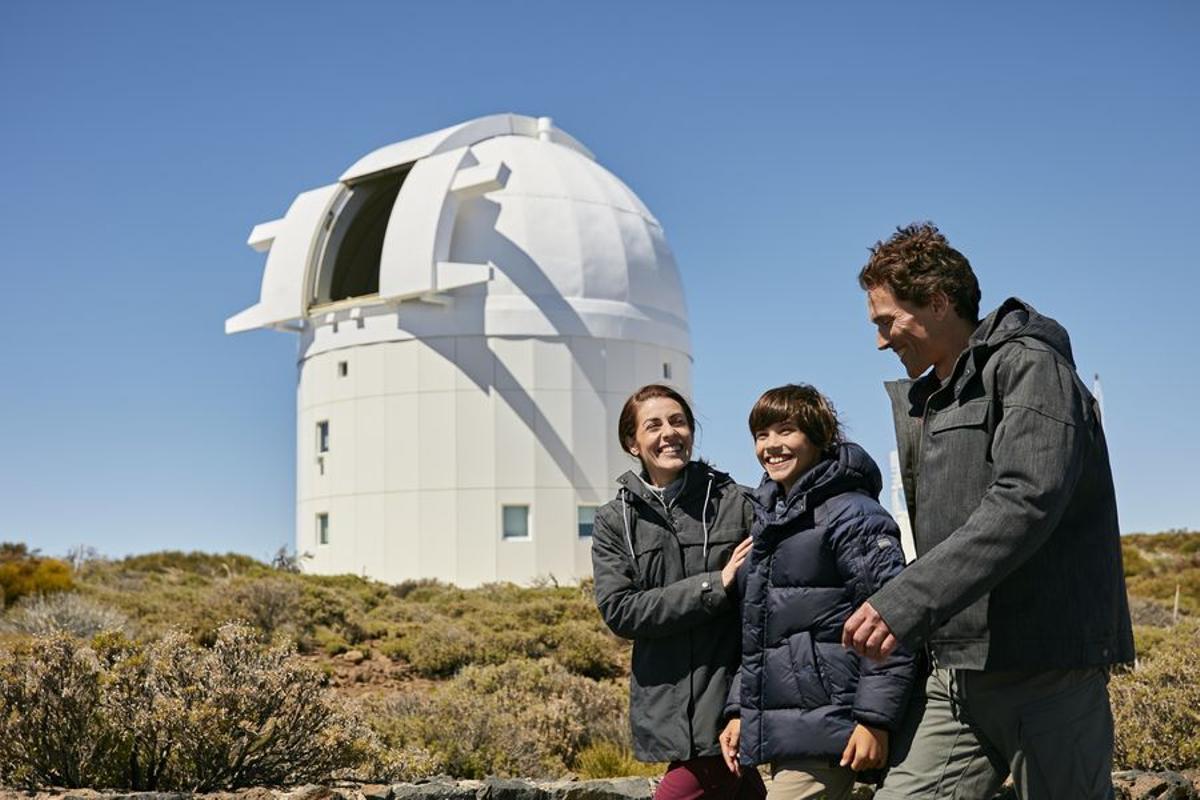 Los niños se lo pasan en grande con la observación astronómica en el Teide.