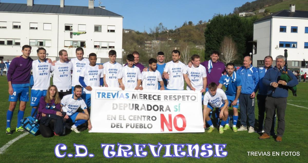 Jugadores del Treviense con la pancarta de protesta.