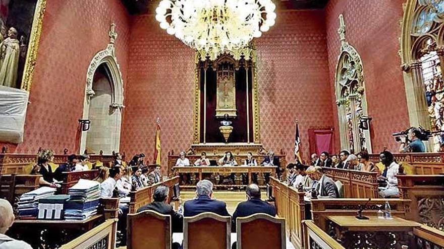 Tercer pleno del Consell de la legislatura presidido por Catalina Cladera.