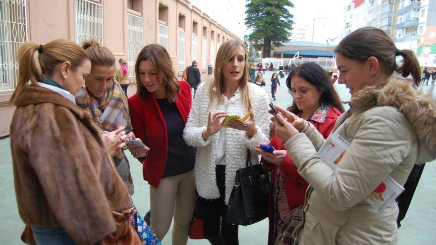 Un grupo de madres con sus móviles, en un colegio de Vigo. // Faro