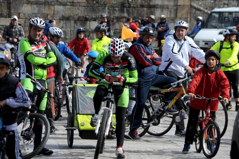 Un pelotón de ciclistas desafía a la lluvia en Cambados