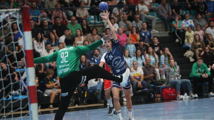 Azurmendi intenta la vaselina ante Argüillas en el duelo entre Frigoríficos del Morrazo y Bada Huesca.