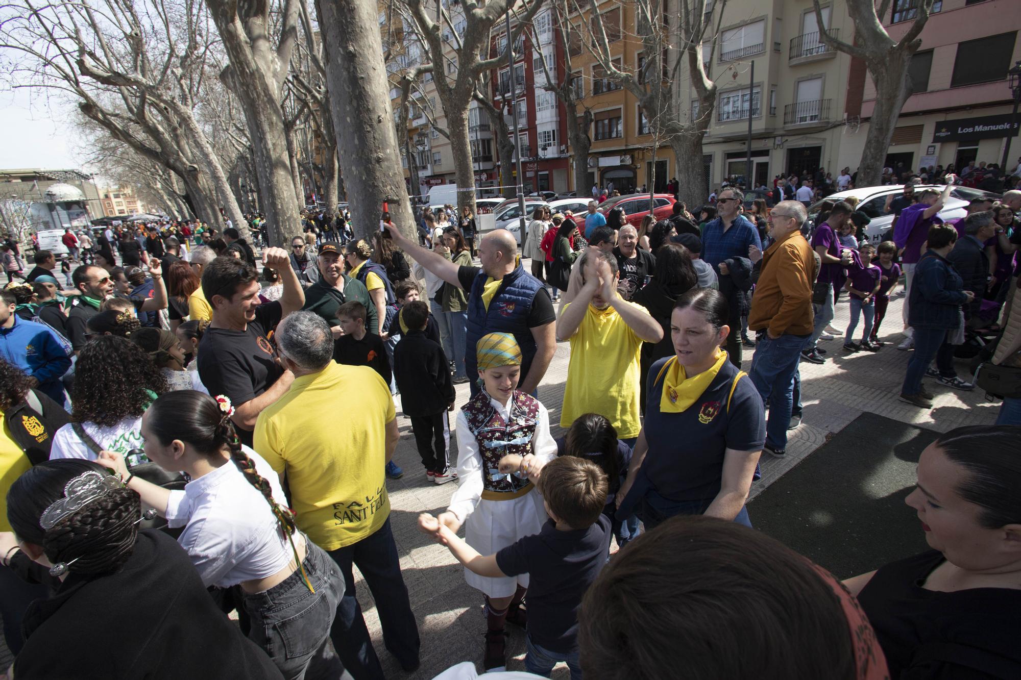 La mascletà de Caballer "retumba" en el Jardí de la Pau de Xàtiva