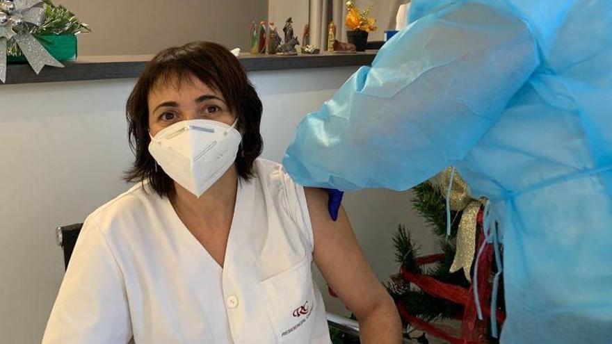 Residentes y trabajadoras de la residencia geriátrica de Benicàssim han recibido hoy la vacuna contra el covid