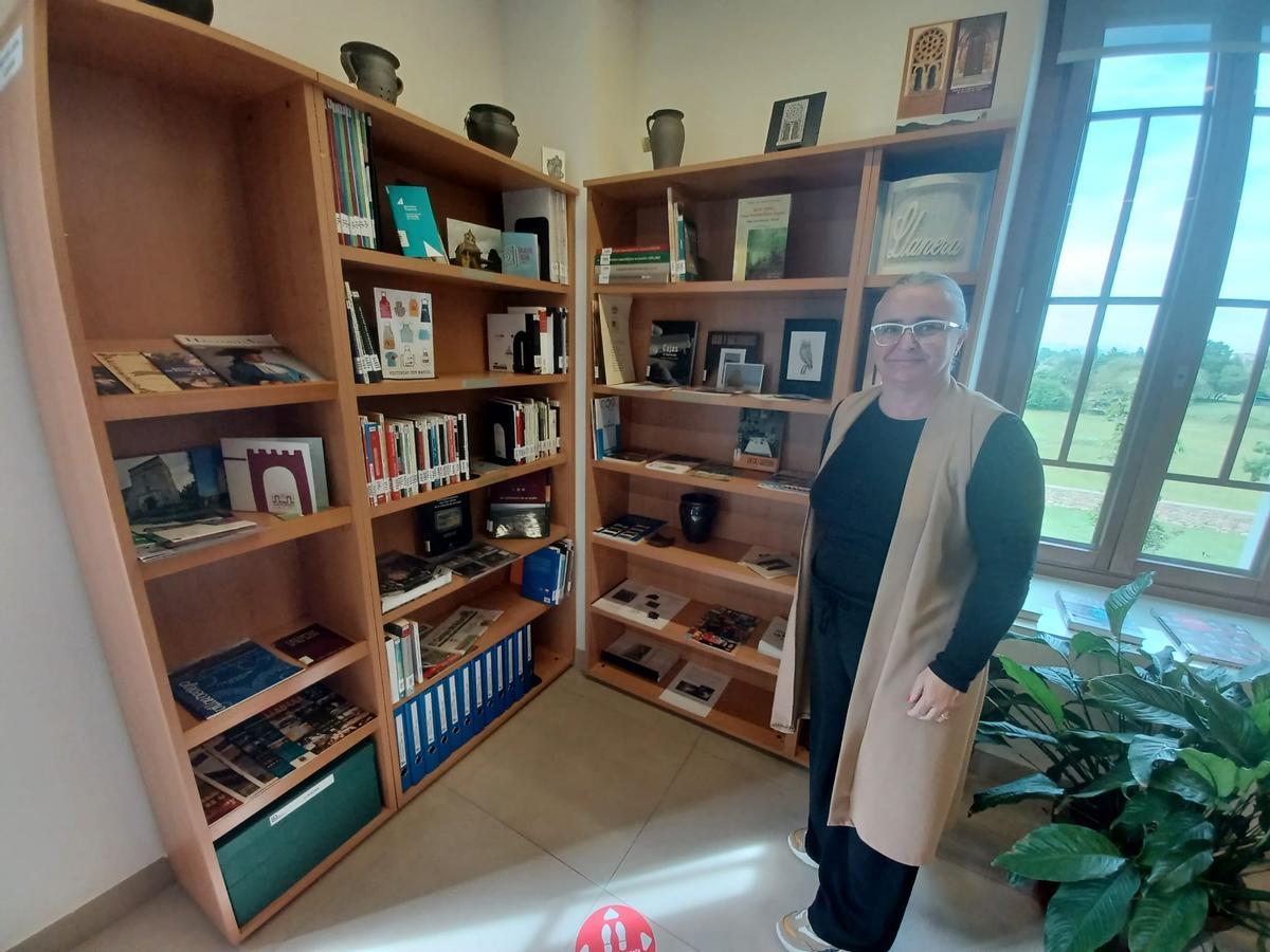 La edil Eva María Pérez, en uno de los espacios de la sección local de la biblioteca de Lugo de Llanera