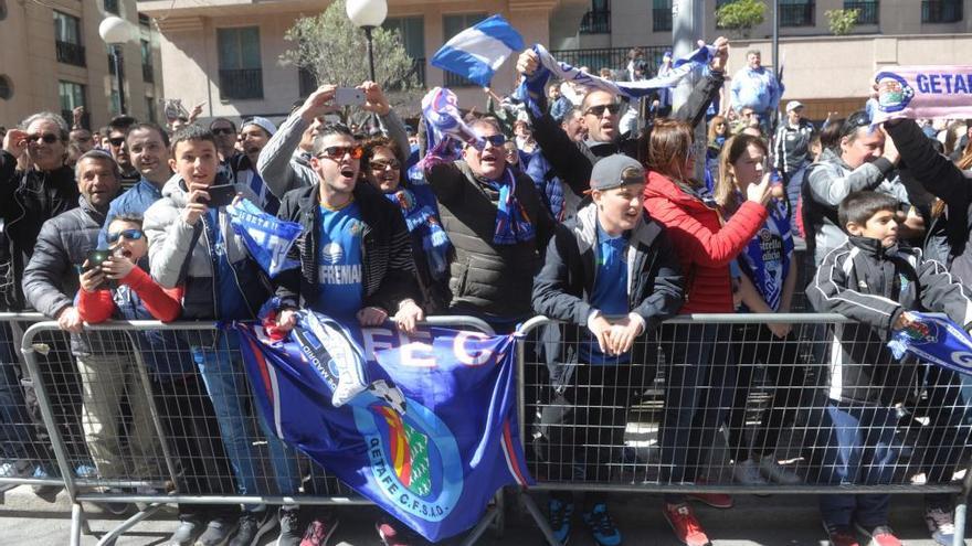 Gran recibimiento al Deportivo a su llegada a Riazor