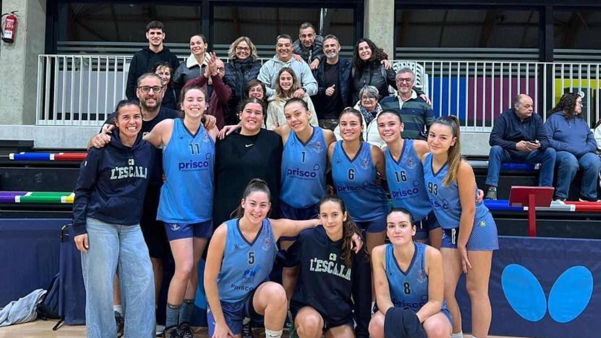 L’Escala celebra la victòria contra el Torroella amb l’afició.