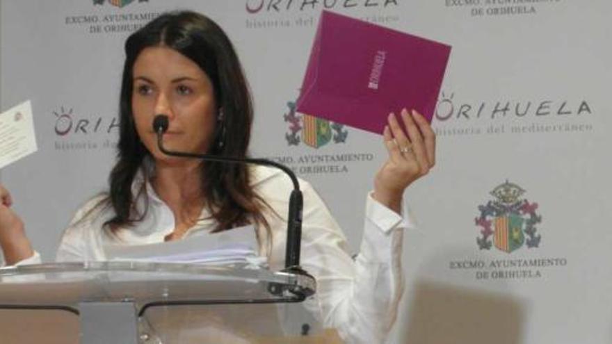 Gracia muestra las invitaciones de 2010 y de 2011, con una diferencia de 3.000 euros de coste.