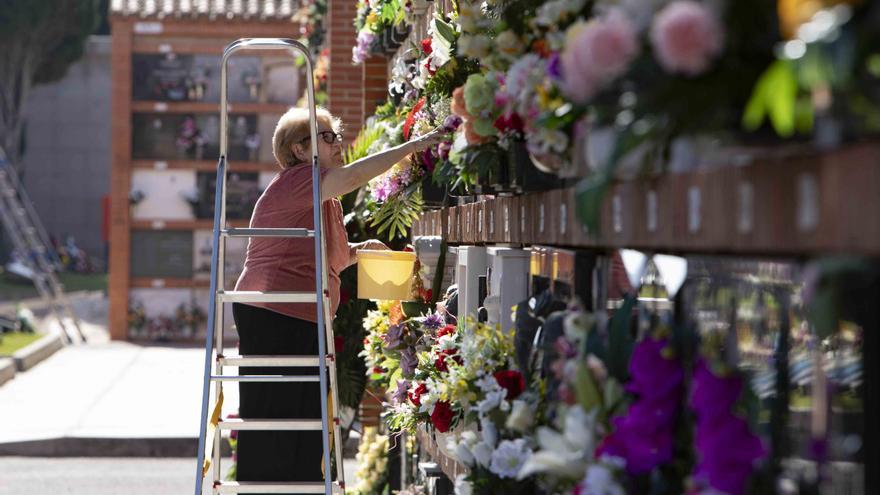 El puente de Todos los Santos llena los cementerios de las comarcas