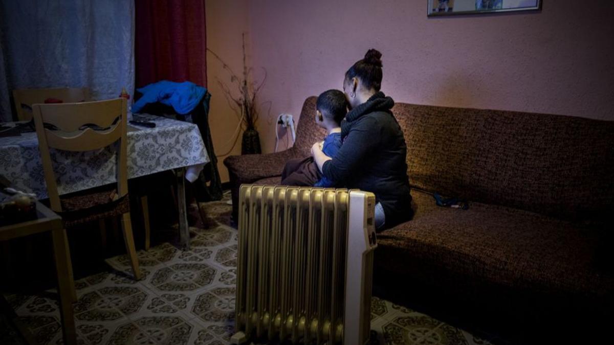 Una madre utiliza un radiador eléctrico para calentar su salón.   | EL PERIÓDICO