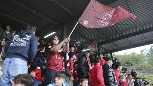 Aficionados del Estradense en un partido disputado en el Novo Municipal. | BERNABÉ/ÁNGEL ABELEDO