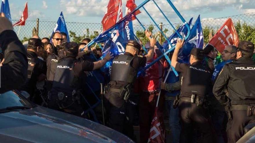 La policía y los trabajadores de prisiones se enfrentan a las puertas de la cárcel de Badajoz