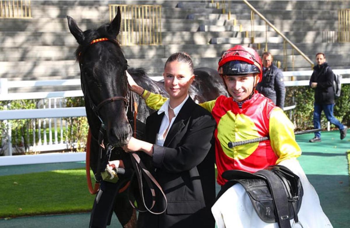 Canalejas con su jockey, el jinete francés Alexis Pouchin, que luce el traje con los colores de España.