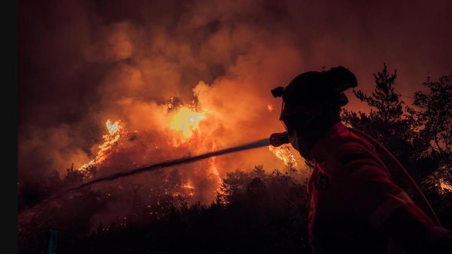 En video | Así ha sido la complicada noche de la UME atacando en su lucha contra el fuego