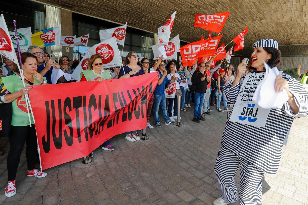 Los funcionarios de administración de Justicia en huelga se han concentrado este miércoles antes los juzgados de las dos capitales canarias y de Puerto del Rosario (Fuerteventura) y Arrecife (Lanzarote) para exigir retribuciones justas y acordes a las funciones que desempeñan. En la imagen, los funcionarios en huelga concentrados a las puertas de la Ciudad de la Justicia de Las Palma de Gran Canaria. EFE/ Elvira Urquijo A. Los funcionarios de administración de Justicia en huelga se han concentrado este miércoles antes los juzgados de las dos capitales canarias y de Puerto del Rosario (Fuerteventura) y Arrecife (Lanzarote) para exigir retribuciones justas y acordes a las funciones que desempeñan. En la imagen, los funcionarios en huelga concentrados a las puertas de la Ciudad de la Justicia de Las Palma de Gran Canaria. EFE/ Elvira Urquijo A.