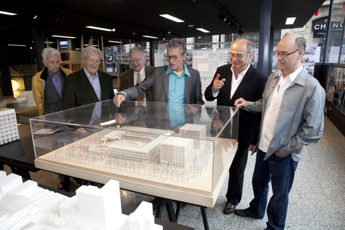 D’esquerra a dreta, Josep Martorell, Oriol Bohigas, Francesc Gual, Oriol Capdevila, David Mackay i Lluís Pau, a la mostra. D’esquerra a dreta, Josep Martorell, Oriol Bohigas, Francesc Gual, Oriol Capdevila, David Mackay i Lluís Pau, a la mostra.
