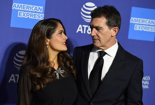 Salma Hayek presenta a Antonio Banderas en la gala del Palm Springs Festival 2020