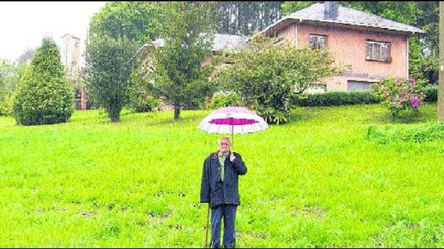 Herminio Fernández, ayer, sobre el terreno que da acceso a su casa.