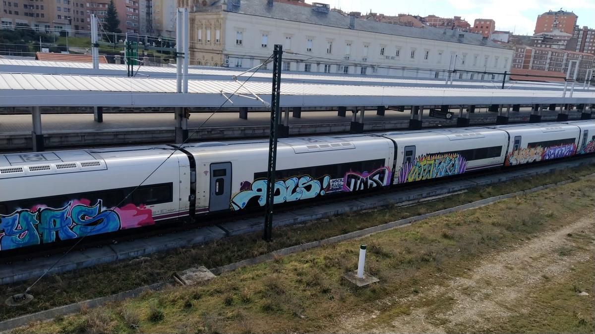 El tren Avril que aún no se ha estrenado en Zamora aparece lleno de pintadas y grafitis.