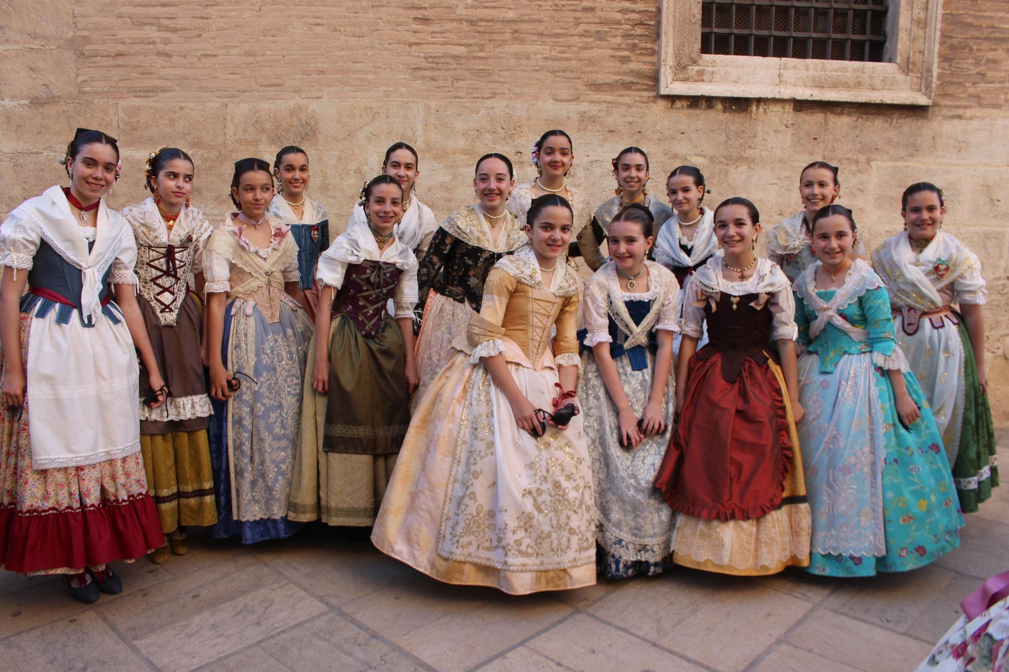 Búscate en los cuadros de baile de las comisiones en la "Dansà de les Falles"