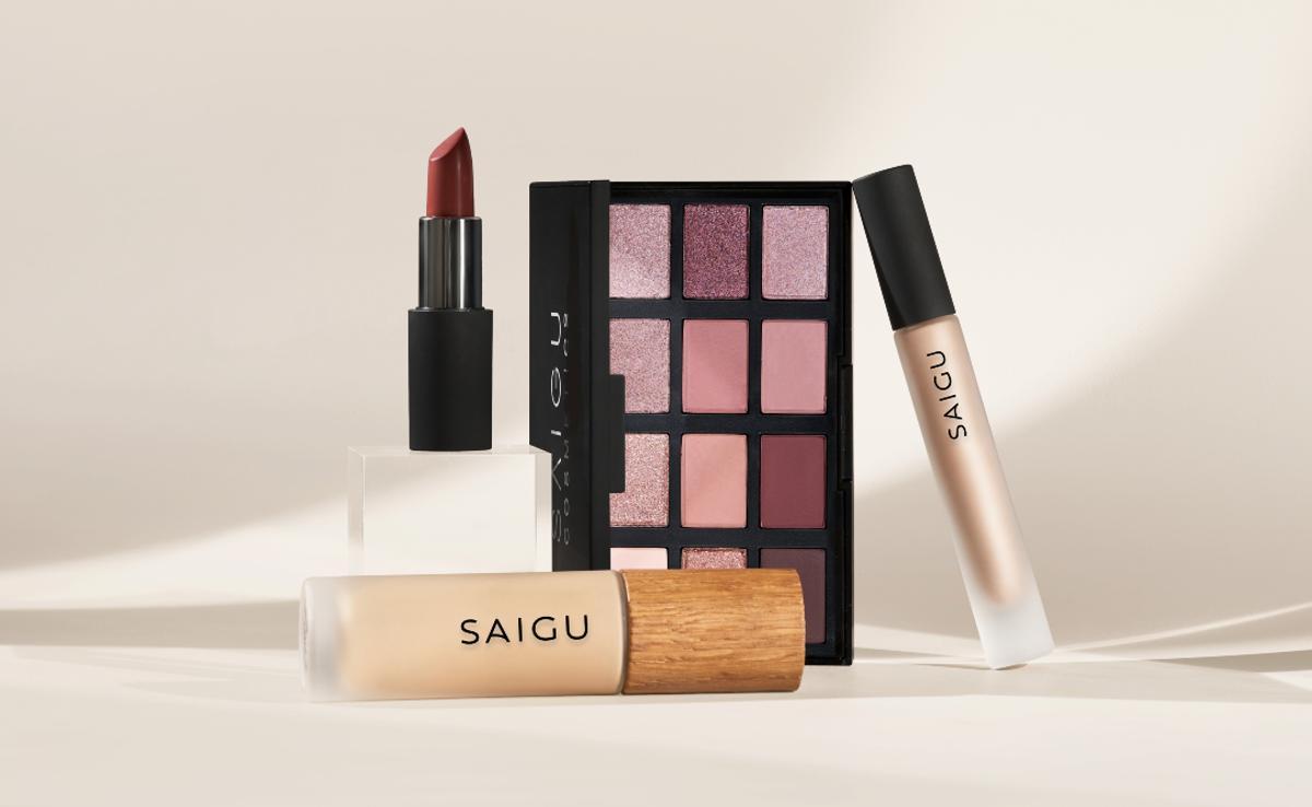 Un pack de sombras, labial, base y corrector de la marca Saigu.