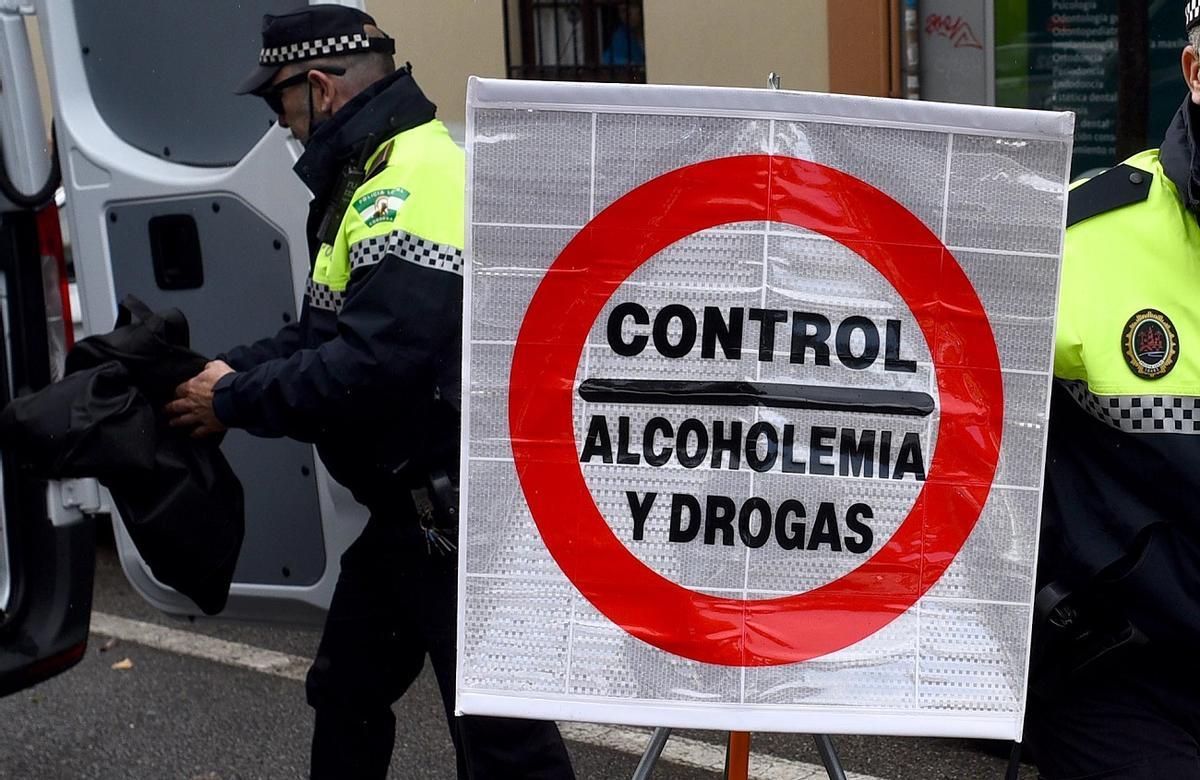 Policías locales preparan un control de alcoholemia y drogas.