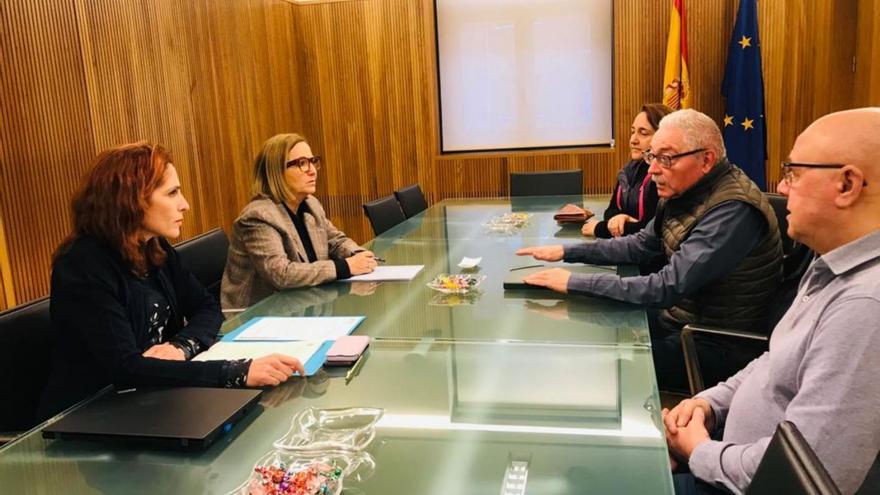 La presidenta de la CHD María Jesús Lafuente (derecha) y la comisaria de Aguas, Diana Martín, escuchan al alcalde de Santa Cristina, Salvador Domínguez, en un encuentro en Valladolid el pasado viernes.