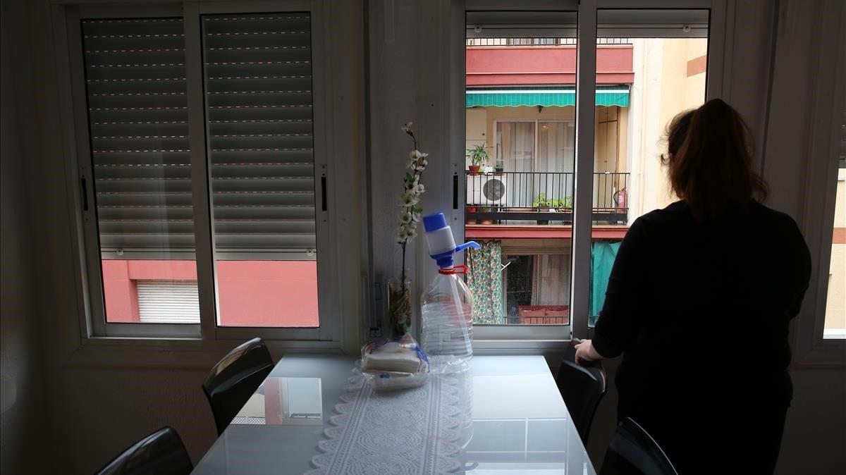 Juliana, madre soltera que acumula varias facturas impagadas por su falta de recursos económicos. Juliana, madre soltera que acumula varias facturas impagadas por su falta de recursos económicos.