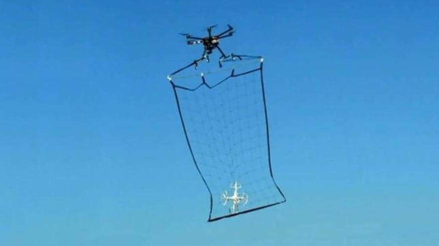 Japón inventa una red para cazar drones