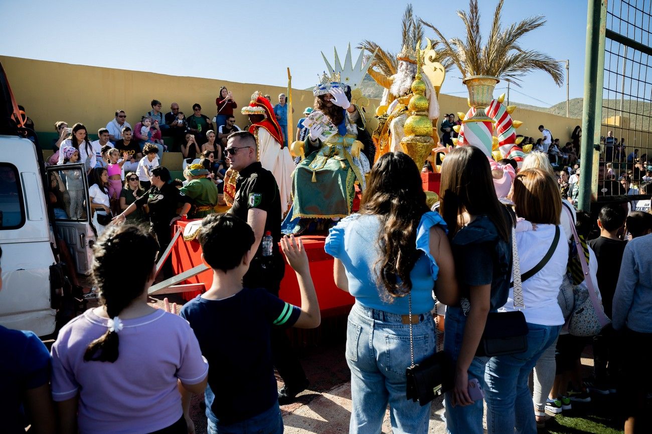 Miles de personas llenan de ilusión el Estadio de Barrial en la llegada de los Reyes Magos