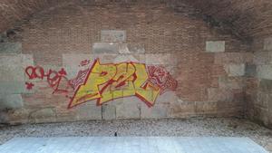 Un ’tag’ de grafiti pintado sobre la muralla romana de Barcelona